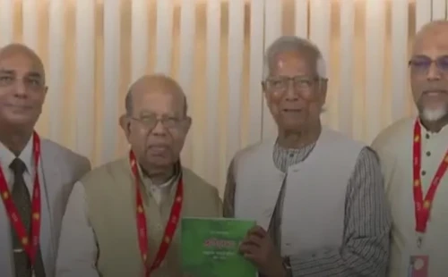 প্রধান উপদেষ্টার কাছে প্রতিবেদন জমা দিয়েছে স্বাস্থ্য সংস্কার কমিশন