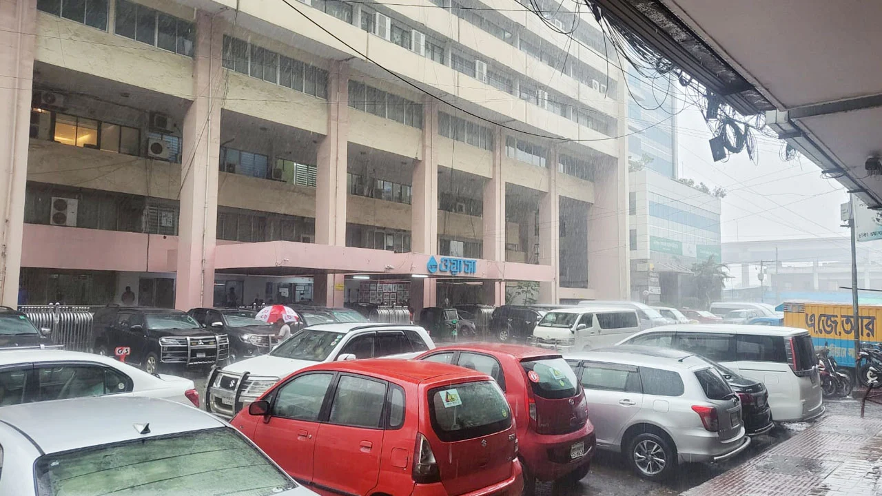 মুষলধারে বৃষ্টি রাজধানীতে