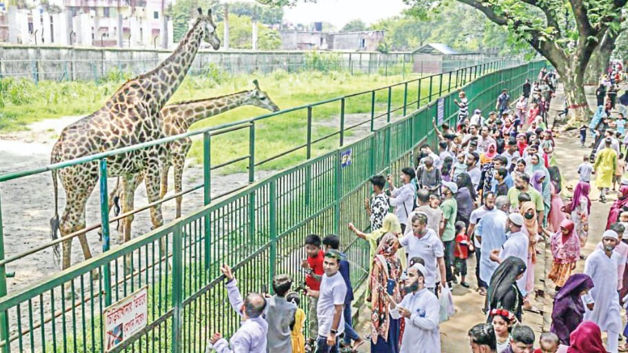 রাজধানীর বিনোদনকেন্দ্রে দর্শনার্থীর উপচেপড়া ঢল