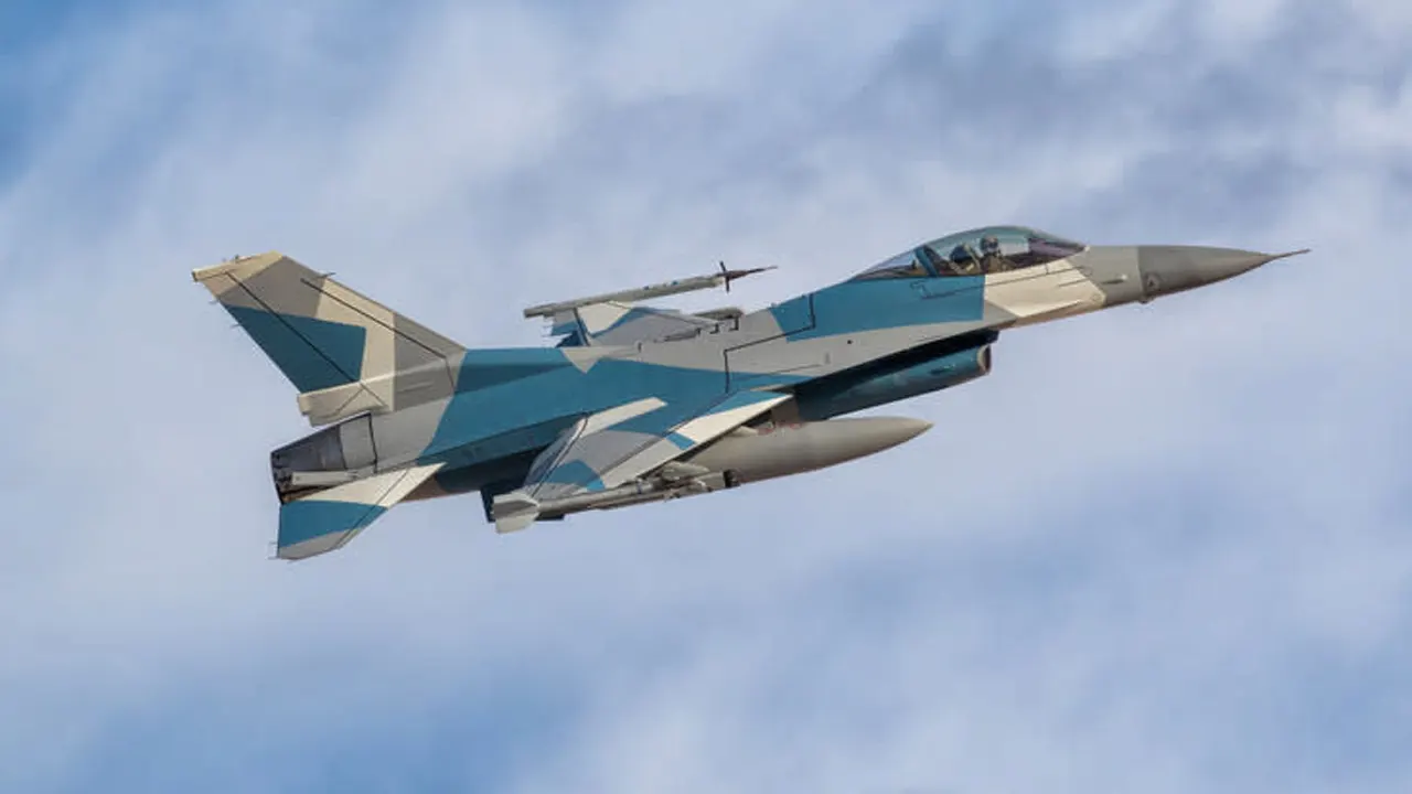 আকাশে এফ-১৬ বনাম সু-৩৫ যুদ্ধবিমানের তীব্র লড়াই