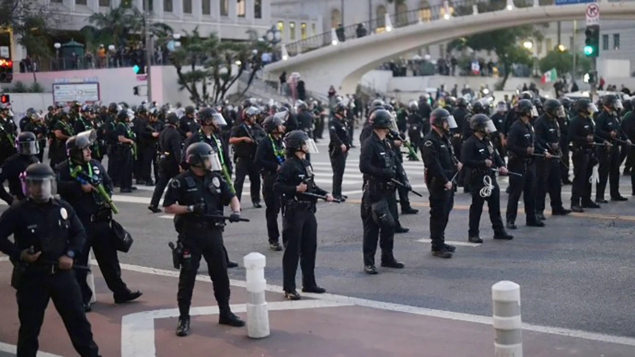 যুক্তরাষ্ট্রের বিভিন্ন শহরে ছড়িয়ে পড়ছে বিক্ষোভ