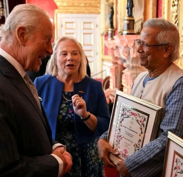 বাকিংহাম প্যালেসে ‘কিং চার্লস হারমোনি অ্যাওয়ার্ড’ গ্রহণ করেছেন ড. মুহাম্মদ ইউনূস