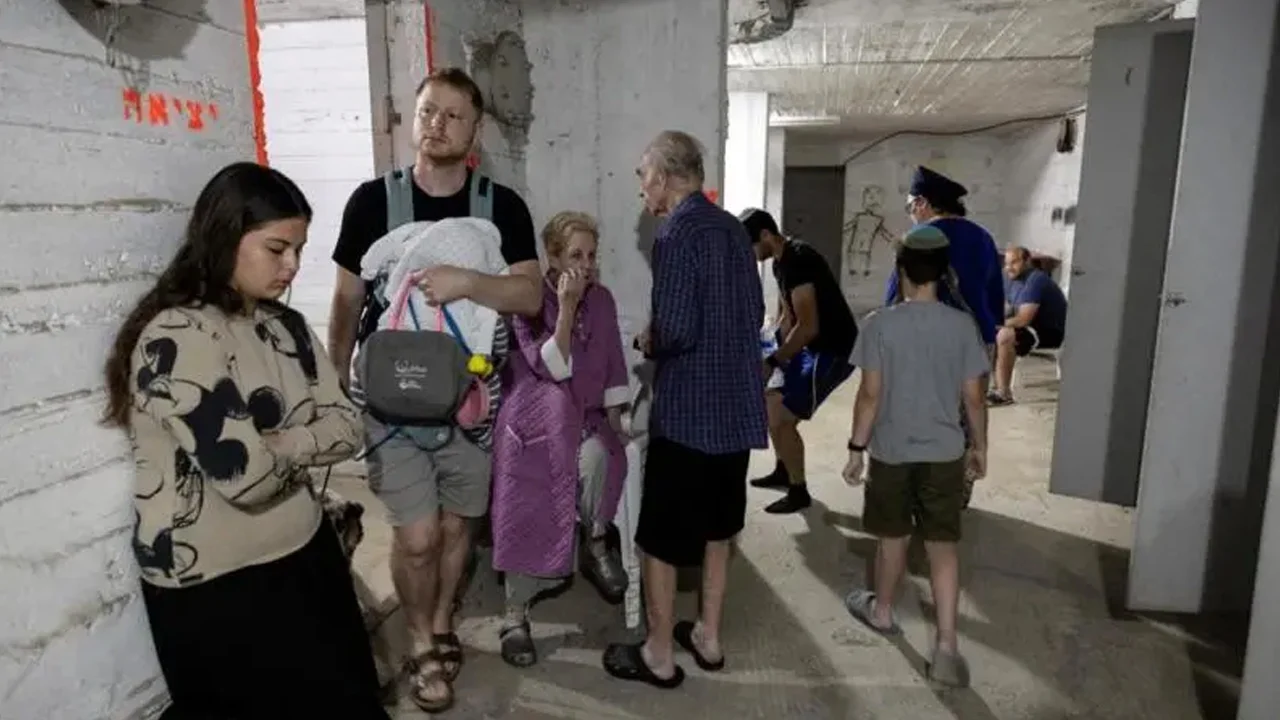 ইরানের পাল্টা হামলার শঙ্কায় খাবার ও পানি মজুত করছে ইসরাইলিরা