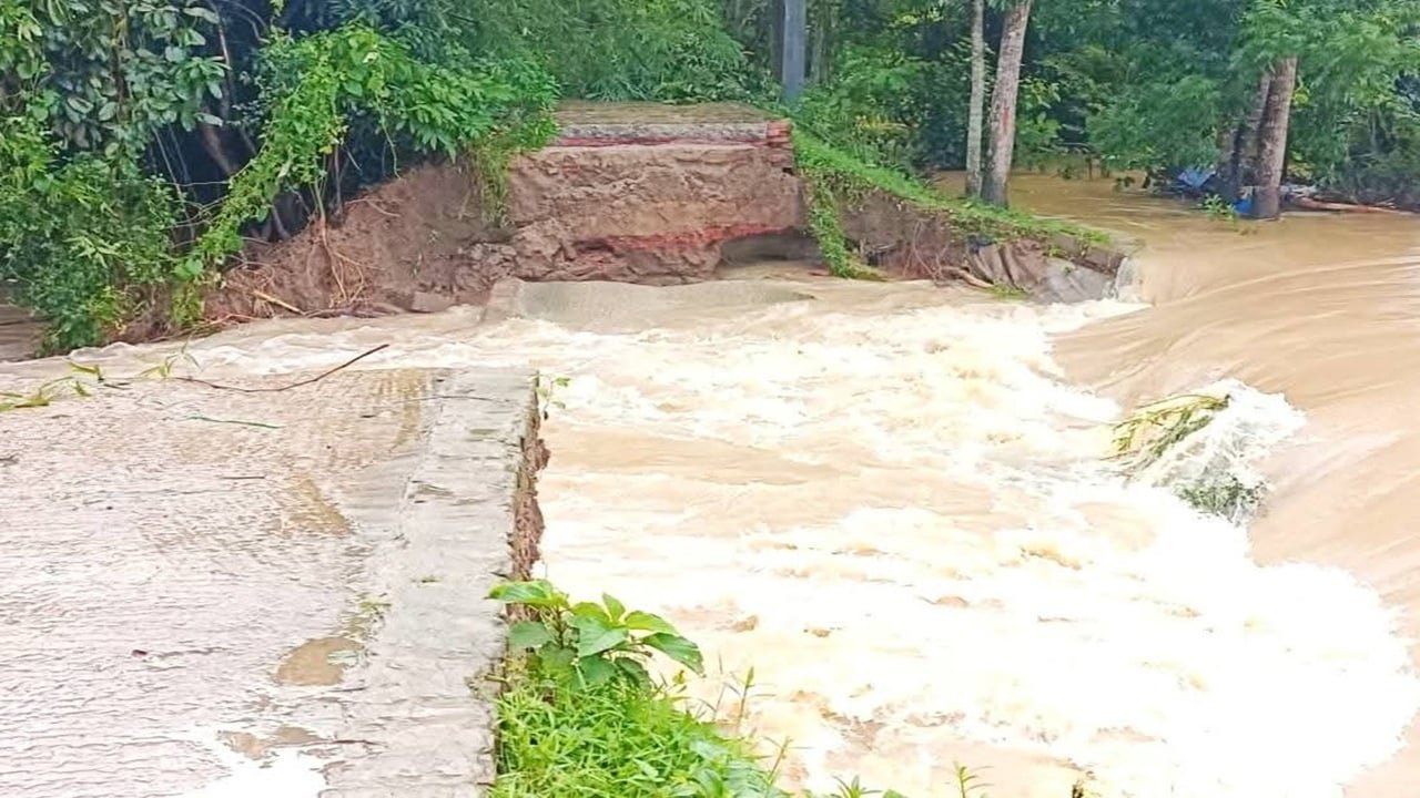 ফেনীর মুহুরী নদীর বাঁধ ভেঙে ৫ গ্রাম প্লাবিত