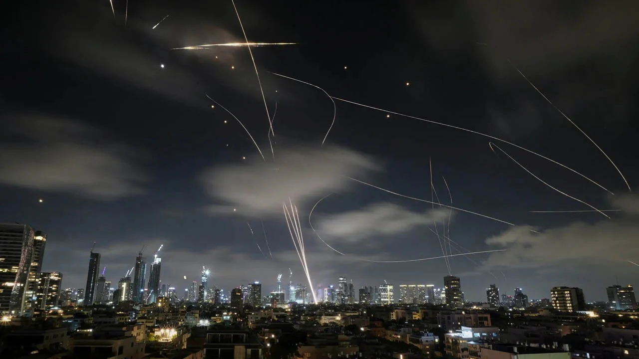 সংকটে ইসরাইল, ট্রাম্পের সিদ্ধান্তের অপেক্ষা