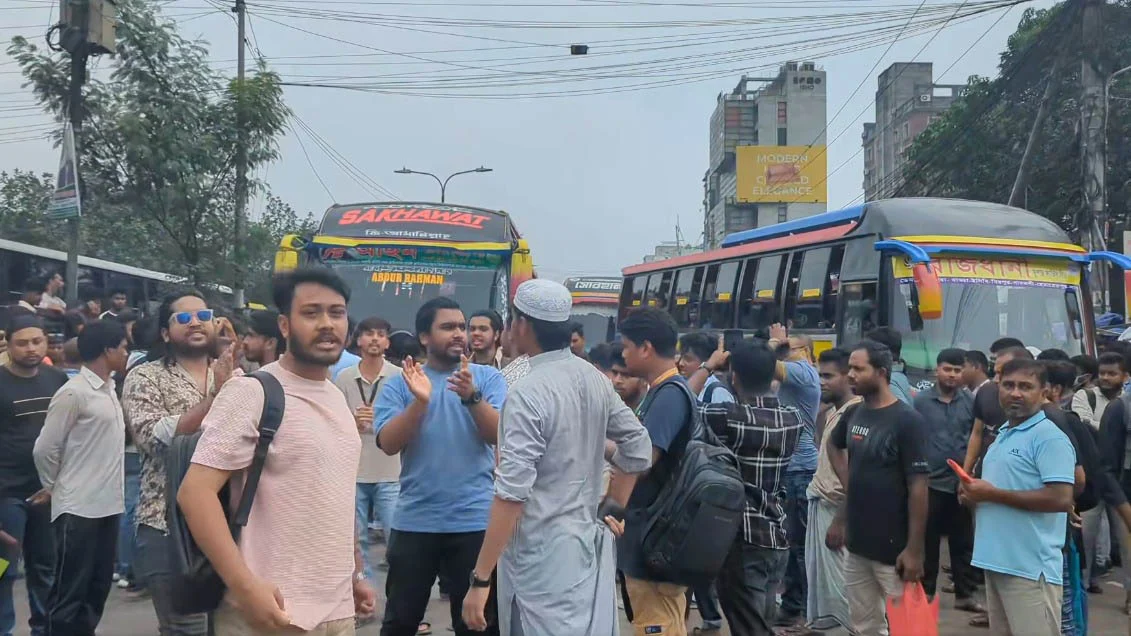 নতুন বাজারে শিক্ষার্থীদের সড়ক অবরোধ, যান চলাচল বন্ধ