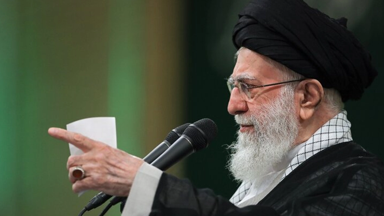 আগের ভিডিও শেয়ার করে যুক্তরাষ্ট্রকে হুঁশিয়ার করলেন খামেনি