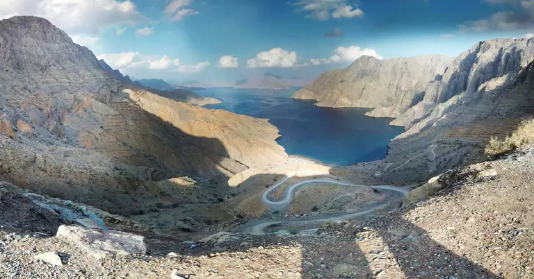 যুক্তরাষ্ট্রের নৌবহরে ক্ষেপণাস্ত্র হামলা ও হরমুজ প্রণালি বন্ধের হুঁশিয়ারি খামেনি উপদেষ্টার