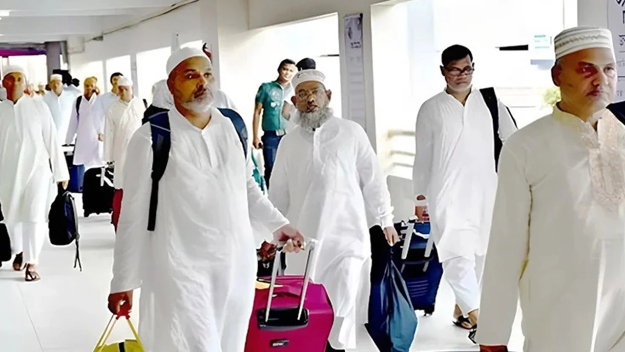 হজ শেষে দেশে ফিরেছেন ৫১৬১৫ হাজি