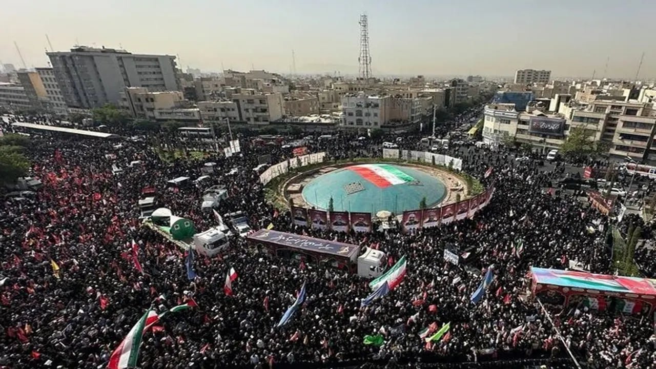 তেহরানে শহীদদের জানাজায় হাজারো মানুষের ঢল