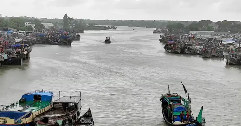 পটুয়াখালীতে ২৪ ঘণ্টায় ২১৫ মিলিমিটার বৃষ্টি, উত্তাল বঙ্গোপসাগর