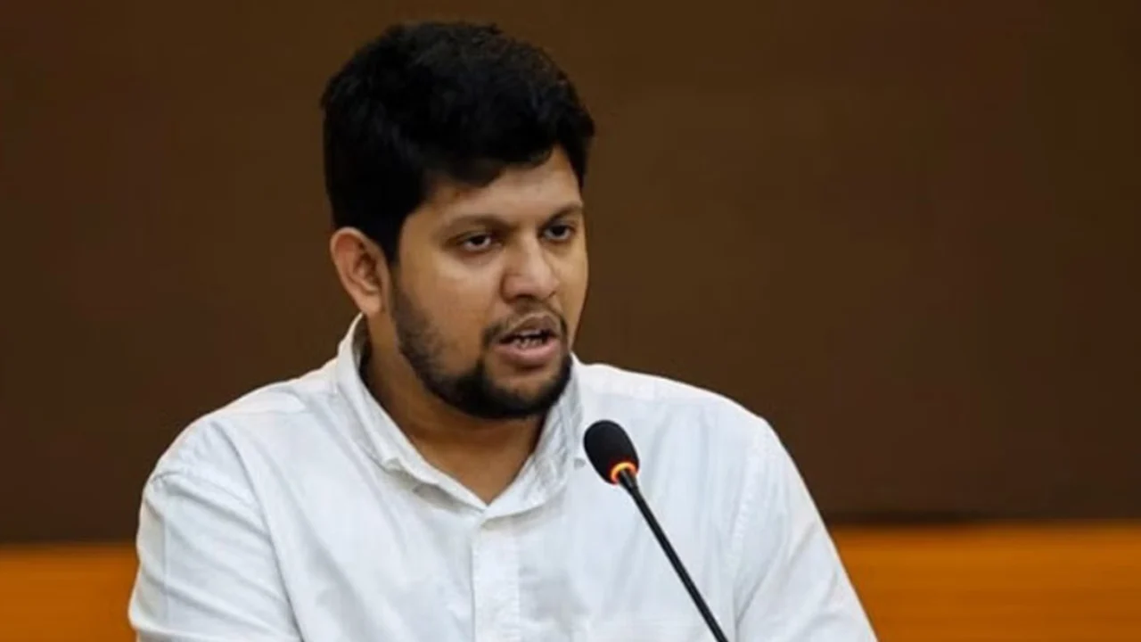 সন্ত্রাসীদের গ্রেপ্তার ও বিচারে সহযোগিতা করুন: তথ্য উপদেষ্টা