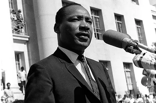 মার্টিন লুথার কিং জুনিয়র হত্যার দুই লাখ পৃষ্ঠার নজরদারি নথি প্রকাশ