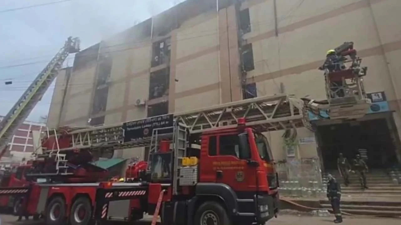 গুলিস্তানে সুন্দরবন মার্কেটে আগুন, নিয়ন্ত্রণে ১১ ইউনিট